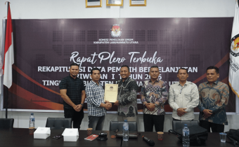 Foto Bersama Bawaslu Labura dengan KPU Labura Penyerahan Berita Acara Hasil Rapat Pleno Terbuka Triwulan 1 Tahun 2026