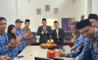 Prosesi pemotongan tumpeng oleh jajaran Bawaslu Kabupaten Labuhanbatu Utara dalam rangka memperingati HUT ke-18 Bawaslu Republik Indonesia, sebagai wujud rasa syukur atas pengabdian dalam mengawal demokrasi.