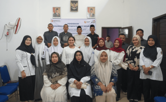 Anggota Bawaslu Provinsi Sumatera Utara, Joko Arif Budiyono, S.H., bersama pimpinan Bawaslu Kabupaten Labuhanbatu Utara dan peserta Pendidikan Pengawasan Partisipatif (P2P) Tahun 2026 berfoto bersama usai kegiatan yang mengusung semangat “Berfungsi dan Bergerak untuk Pemilu 2029 yang Bermartabat”.
