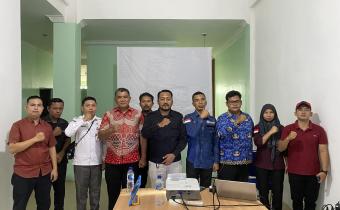 Foto bersama Ketua Bawaslu Kabupaten Labuhanbatu Utara, Maruli Sitorus, Ketua KPU Kabupaten Labuhanbatu Utara, Bambang Desriandi, beserta jajaran staf Bawaslu Labuhanbatu Utara usai pelaksanaan kegiatan Penguatan Kapasitas SDM dengan tema Tata Kelola Arsip dan Dokumentasi,Kamis (16/7/2026).
