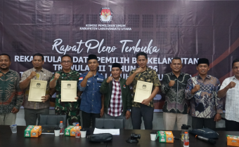 Anggota Bawaslu Kabupaten Labuhanbatu Utara, KPU Kabupaten Labuhanbatu Utara, Disdukcapil, perwakilan TNI, Cabang Dinas Pendidikan Wilayah Labuhanbatu, berfoto bersama setelah penyerahan berita acara hasil Rapat Pleno Terbuka Pemutakhiran Data Pemilih Berkelanjutan (PDPB) Triwulan II Tahun 2026 di Aula KPU Kabupaten Labuhanbatu Utara, Kamis (2/7/2026).