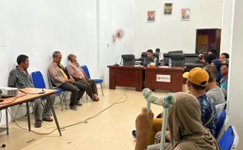 Suasana diskusi antara Anggota Bawaslu Kabupaten Labuhanbatu Utara Koordinator Divisi Penanganan Pelanggaran dan Penyelesaian Sengketa, Juskanri Sihaloho, denganpenyandang disabilitas dalam kegiatan Diskusi Kepemahaman Kepemiluan di Aek Kanopan, Senin (13/7/2026).