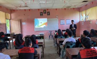 Koordinator Divisi HP2H Bawaslu Kabupaten Labuhanbatu Utara, Supriadi, sedang memberikan penjelasan kepada para siswa di dalam ruang kelas dalam kegiatan Sosialisasi Pendidikan Pemilih Pemula di SMK Swasta Karya Mandiri Aek Kota Batu, Rabu (9/9/2026).