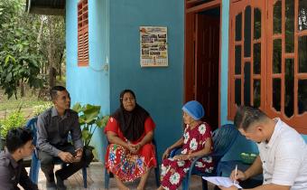Koordinator Divisi HP2H Bawaslu Kabupaten Labuhanbatu Utara, Supriadi, bersama jajaran staf saat melaksanakan Uji Petik PDPB Triwulan III Tahun 2026 secara langsung dari rumah ke rumah warga di Desa Marbau Selatan, Kecamatan Marbau, Kamis (24/9/2026).