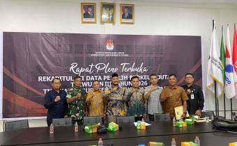 Foto bersama Bawaslu Labuhanbatu Utara bersama KPU Labuhanbatu Utara dan unsur terkait usai pelaksanaan Rapat Pleno Terbuka Pemutakhiran Data Pemilih Berkelanjutan (PDPB) Triwulan III Tahun 2026, Rabu (30/9/2026).
